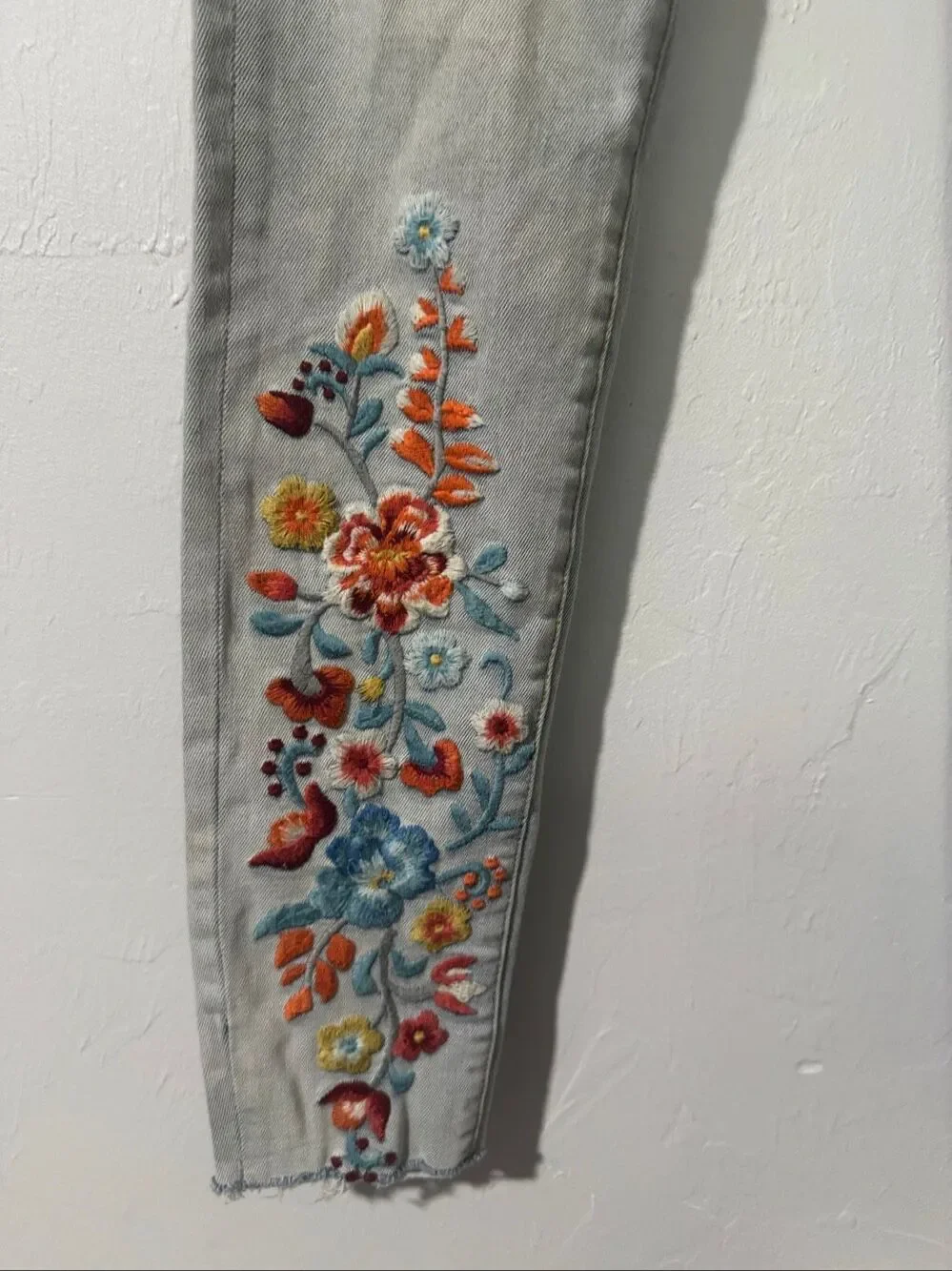 Driftwood light blue floral Embroidered Raw edge skinny jeans 26